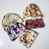 Cashmere & Wool Knit Hats. Un proyecto de Artesanía, Teñido Textil, Estampación textil, Diseño textil y Diseño de moda de Amanda de Beaufort - 16.12.2022