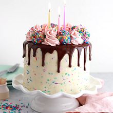 Double Funfetti Birthday Cake. Een project van Culinaire fotografie, Food St y ling van Whitney DePaoli (Sugar & Sparrow) - 17.04.2024
