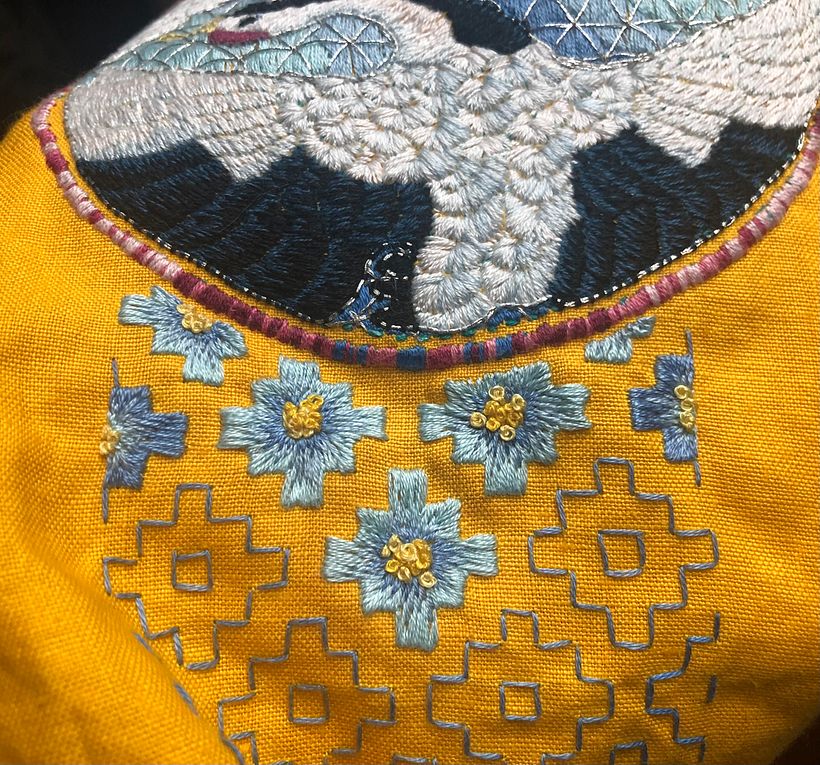 Turning sashiko persimmon flowers into filled frost patterns (=winter) with french knots.
